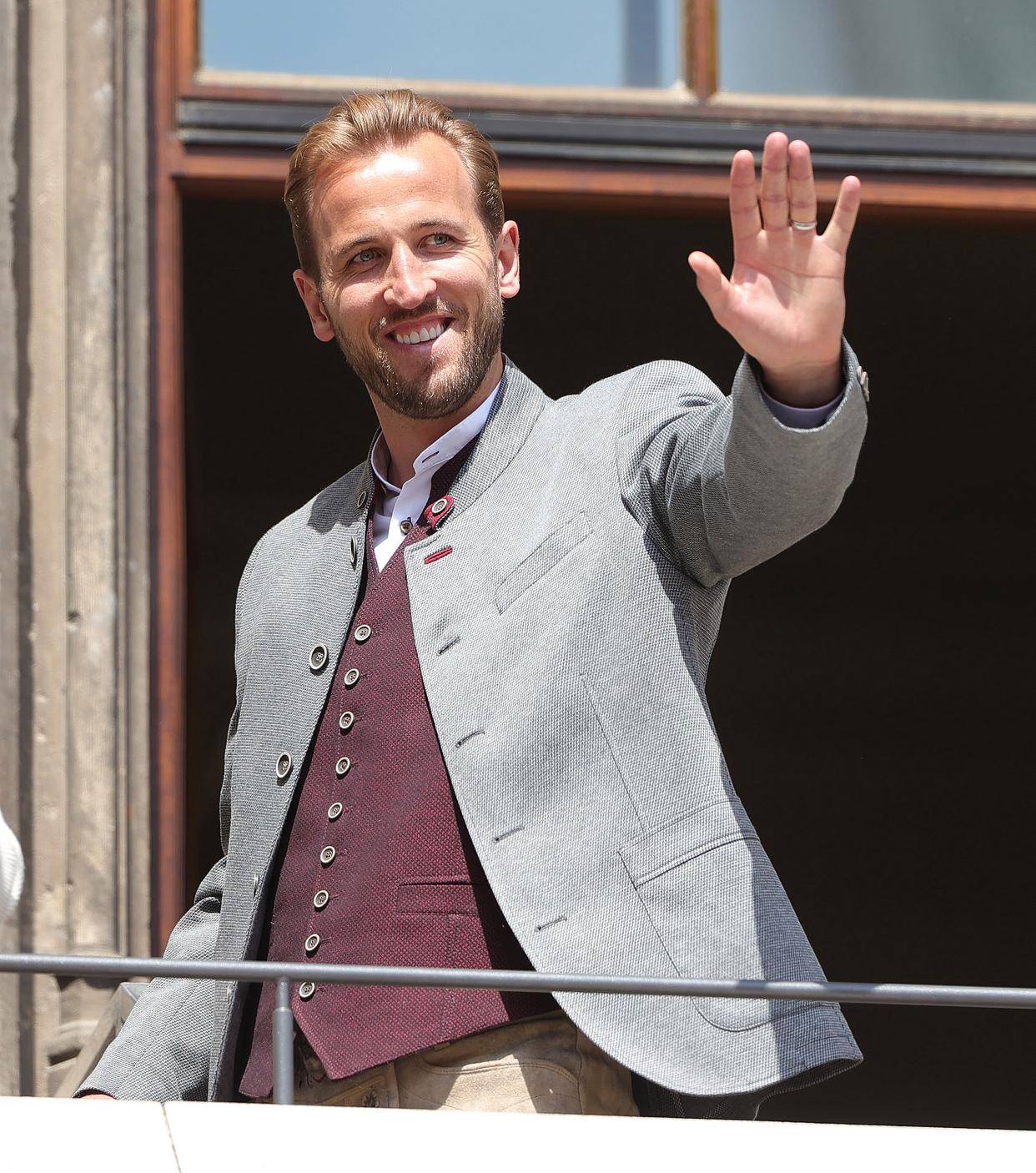 开云体育官网-拜仁慕尼黑发布备战花絮，国际比赛日内部沟通，足总杯任务艰巨，资深球员宣示担当(拜仁慕尼黑足球俱乐部官网)